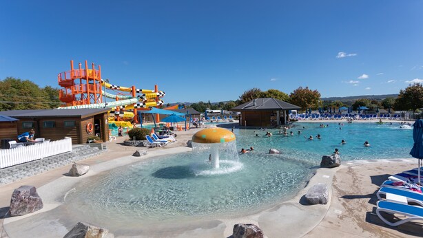 Un parc aquatique doté d’une grande piscine, de toboggans et d’espaces de détente.