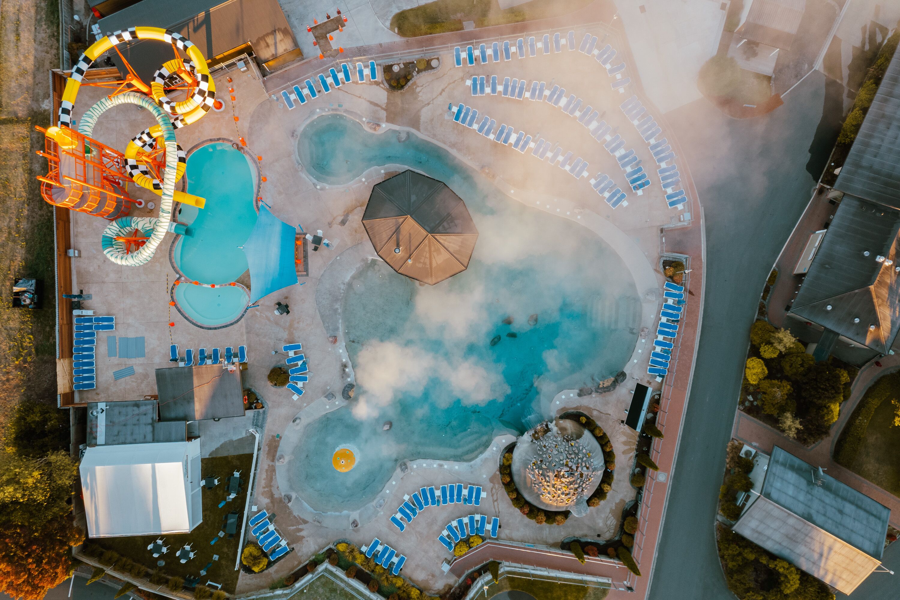 2 Außenpools, geöffnet von 08:00 Uhr bis 21:00 Uhr, Sonnenschirme