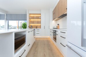 Crestwood & Te Uku Luxury Villas with SPA | Private kitchen | Fridge, microwave, toaster, cookware/dishes/utensils