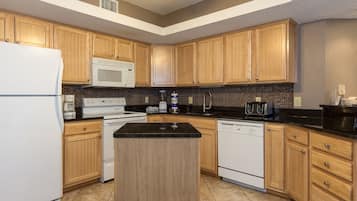 Condo, 3 Bedrooms, 2 Bathrooms, Sea Facing | Private kitchen | Full-size fridge, microwave, stovetop, dishwasher