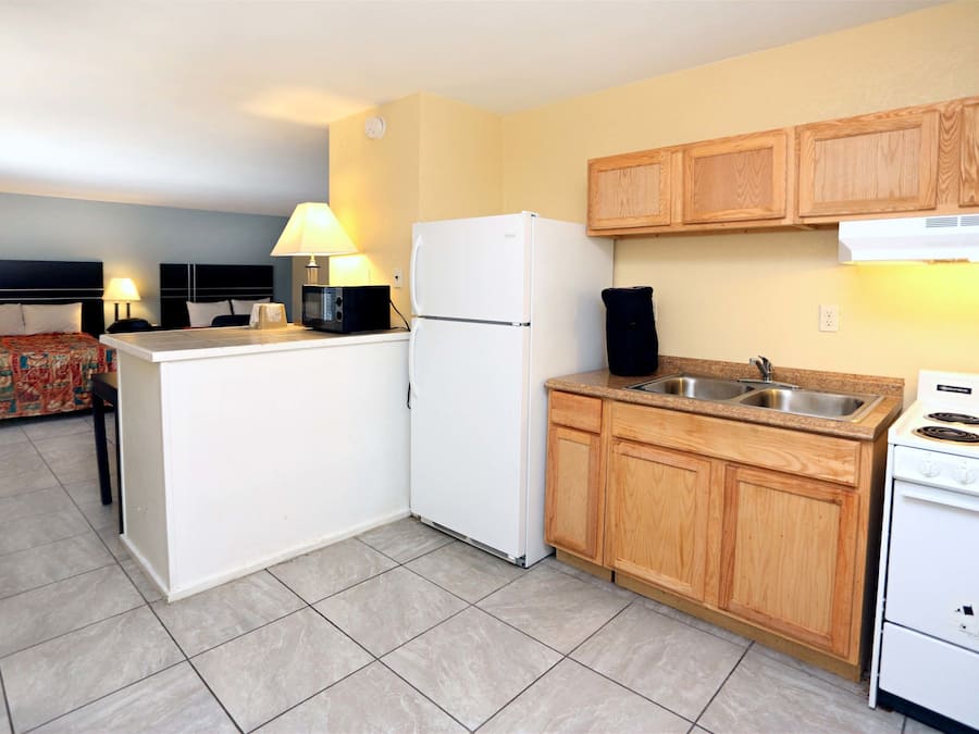Standard Room, 2 Double Beds, Kitchenette | Private kitchen
