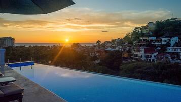 Innenpool, 2 AuĂenpools, LiegestĂŒhle