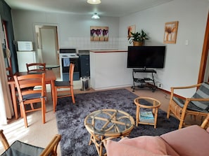 Family Apartment, 1 Bedroom, Garden View | Egyptian cotton sheets, premium bedding, pillowtop beds, in-room safe - Alfa Boutique Motel (Paihia)