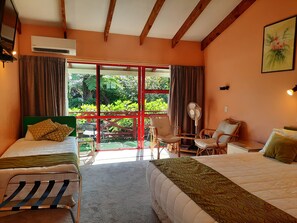 Large Studio Apartment | Egyptian cotton sheets, premium bedding, pillowtop beds, in-room safe - Alfa Boutique Motel (Paihia)