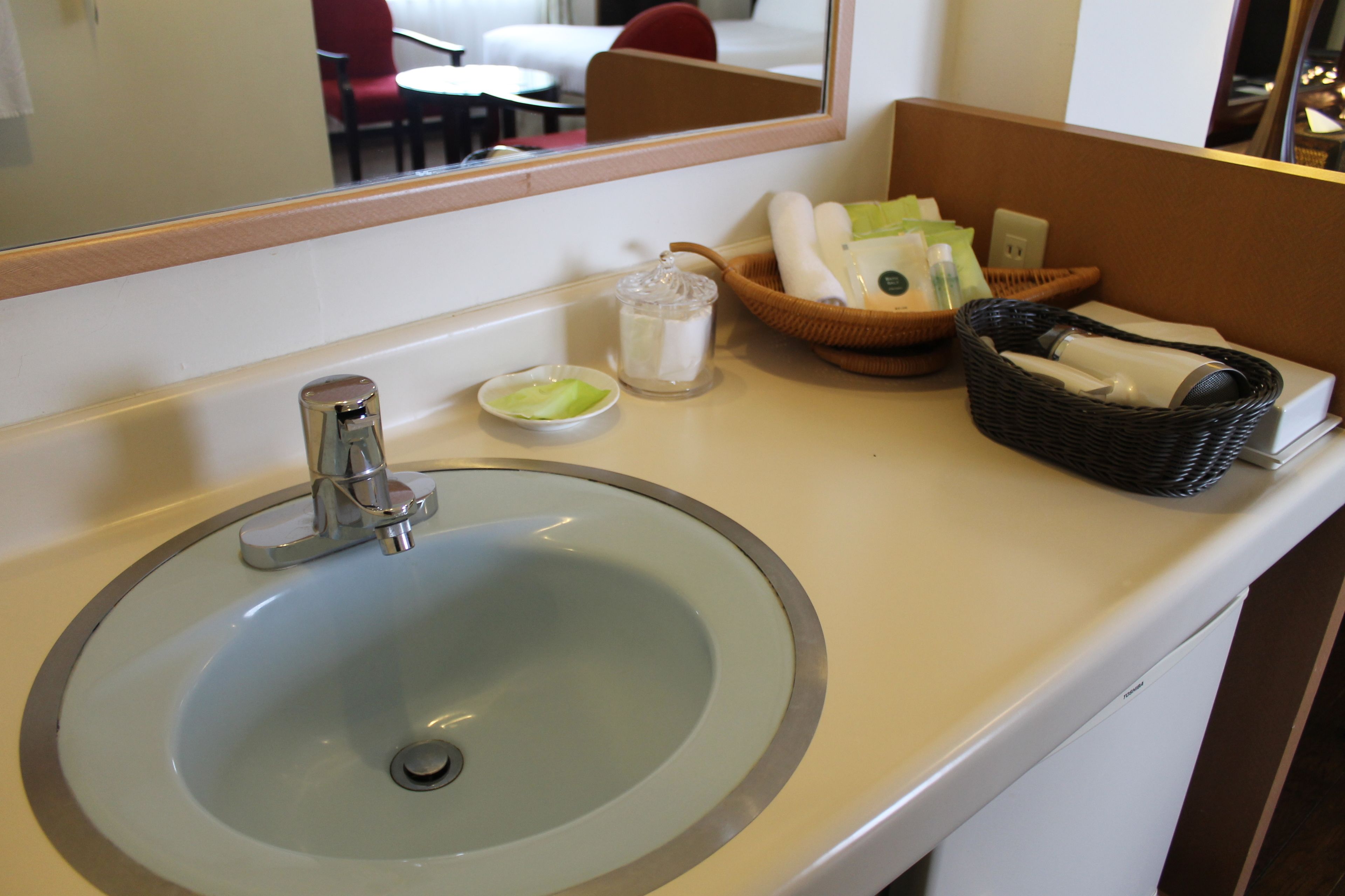 combined shower/bathtub, deep-soaking bathtub, free toiletries