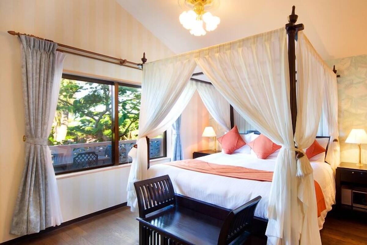 Premium bedding, in-room safe, desk, blackout drapes