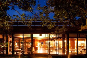 Breakfast, lunch, dinner served; Chinese cuisine 