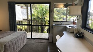 Iron/ironing board, WiFi (free), bed sheets - Bay Cabinz Motel (Paihia)
