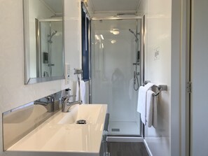 Dusj, hårføner og håndklær