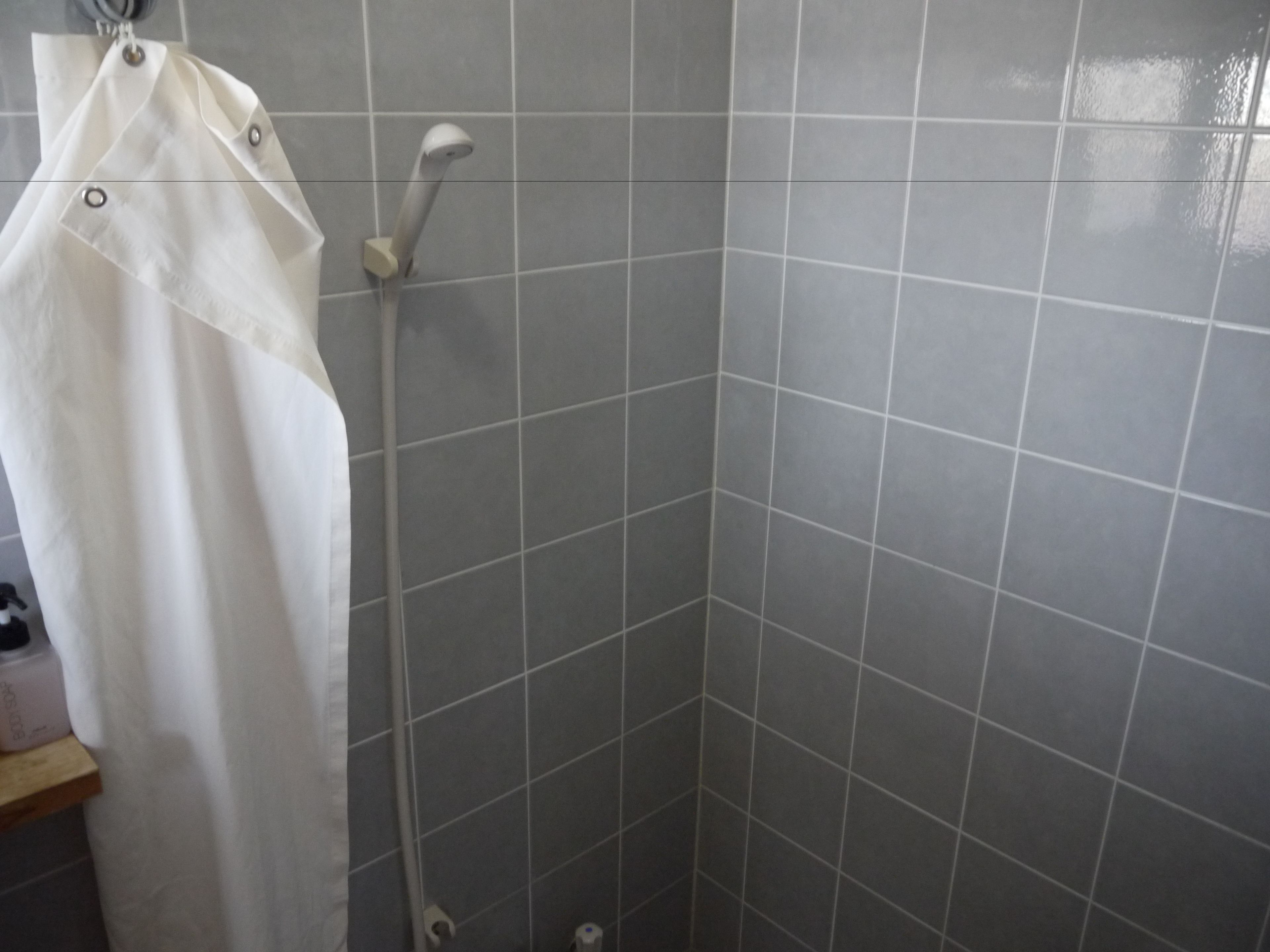 cottage (twin room), private bathroom, non smoking | bathroom | free toiletries, hair dryer, towels