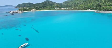 Una playa cerca, sillas reclinables de playa, sombrillas