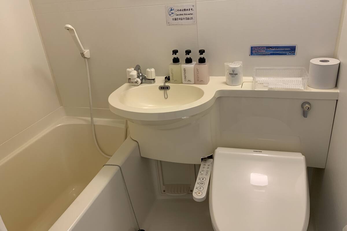 pension (twin room) non smoking, private bathroom | bathroom | free toiletries, hair dryer, towels