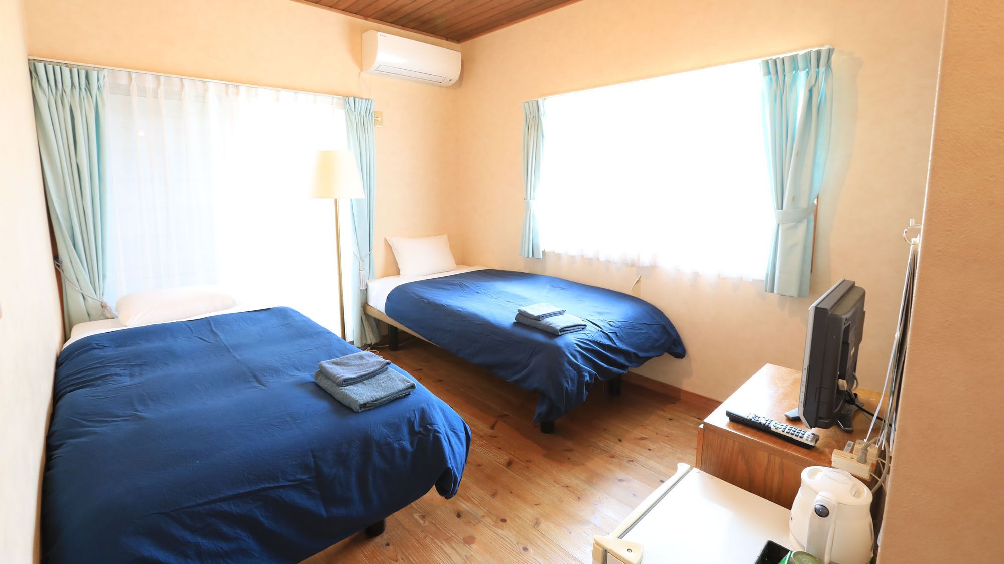 Iron/ironing board, bed sheets