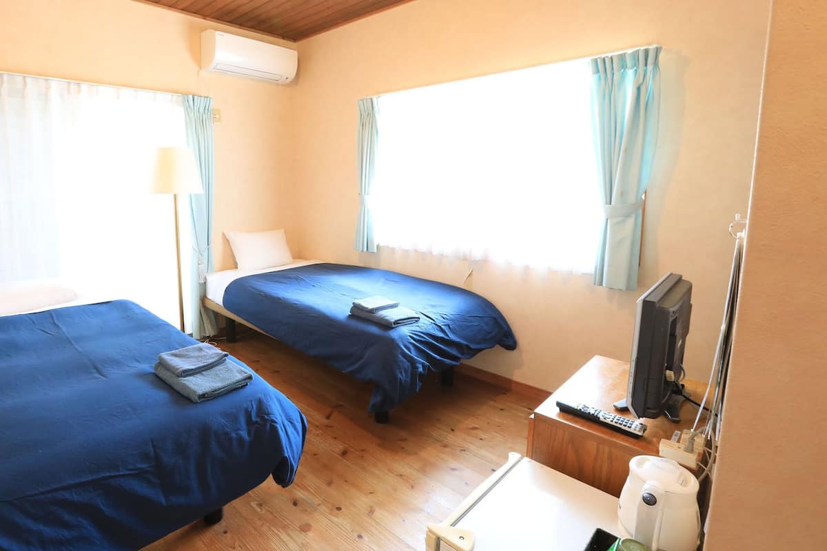 Tabla de planchar con plancha y ropa de cama 