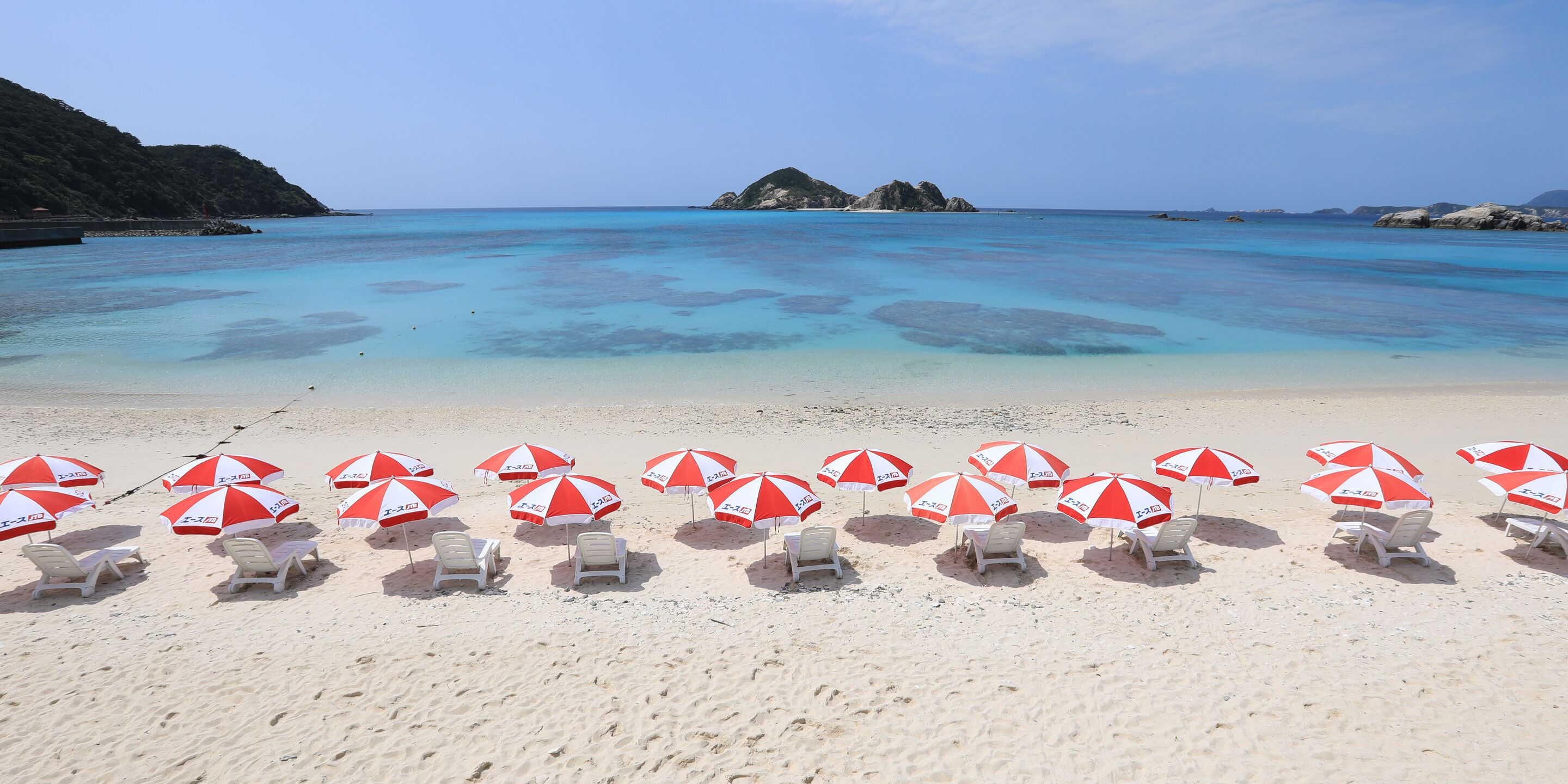 ビーチの近く、サンラウンジャー、ビーチパラソル、ビーチタオル