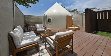 Tabla de planchar con plancha y ropa de cama 