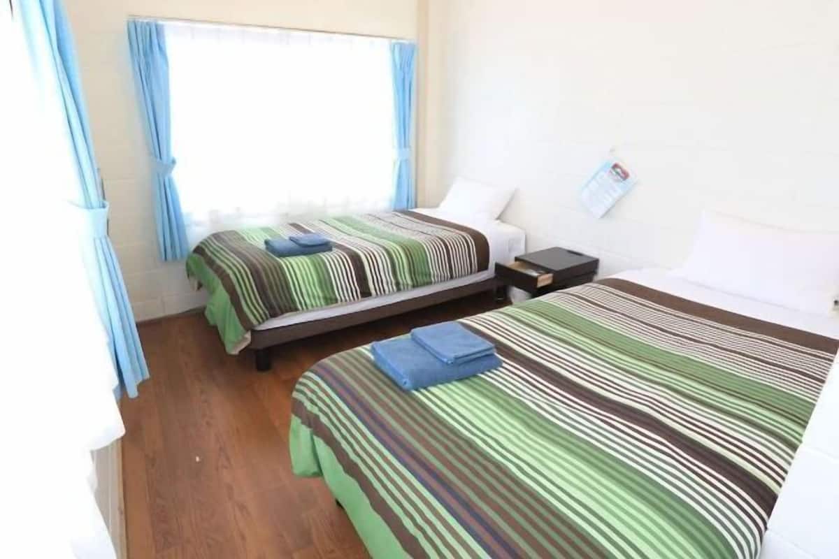 Iron/ironing board, bed sheets