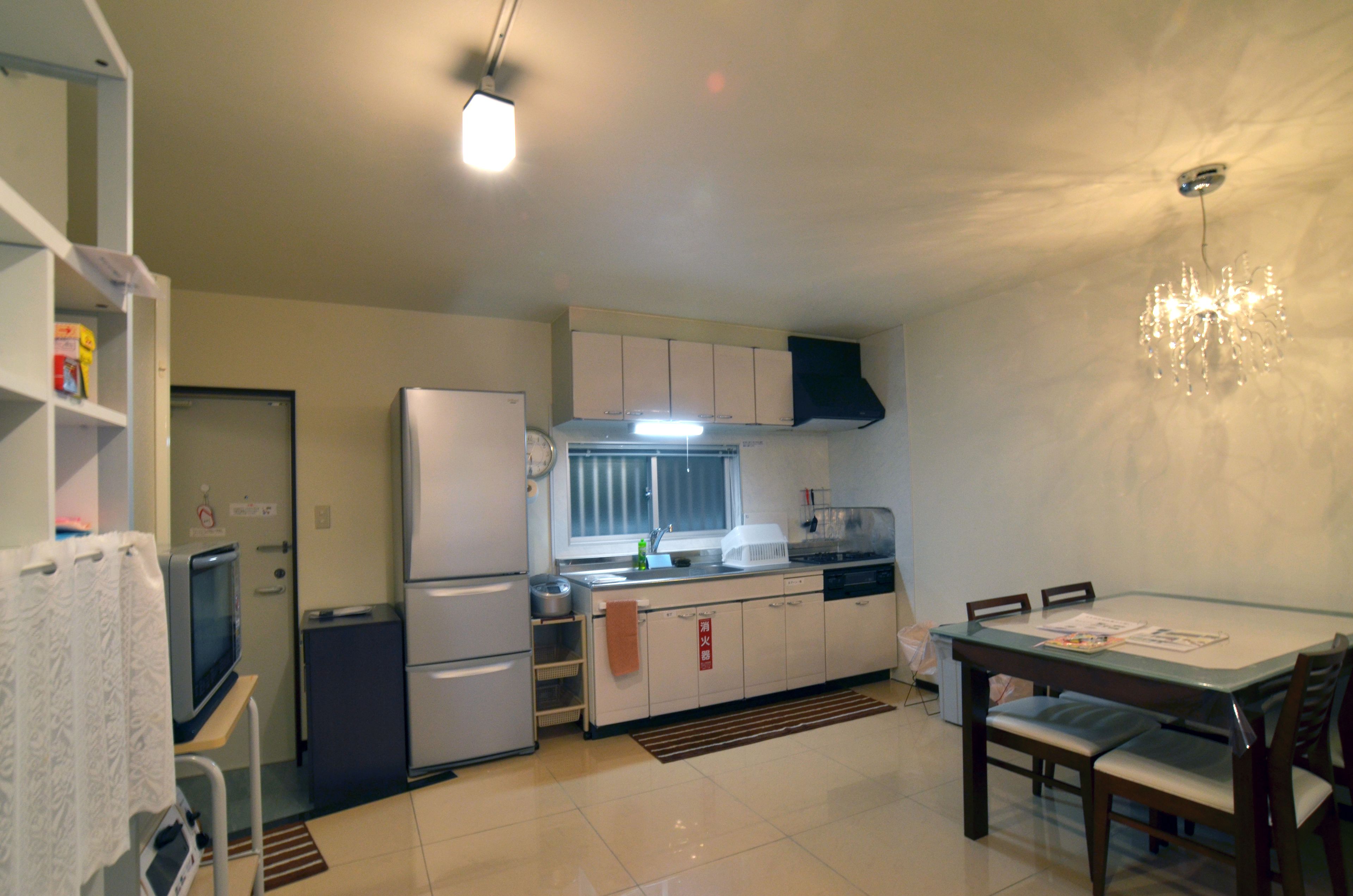 full-sized fridge, microwave, stovetop, cookware/dishes/utensils