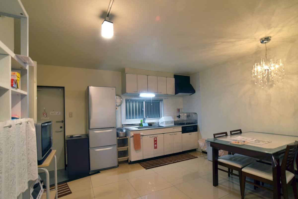 full-sized fridge, microwave, stovetop, cookware/dishes/utensils