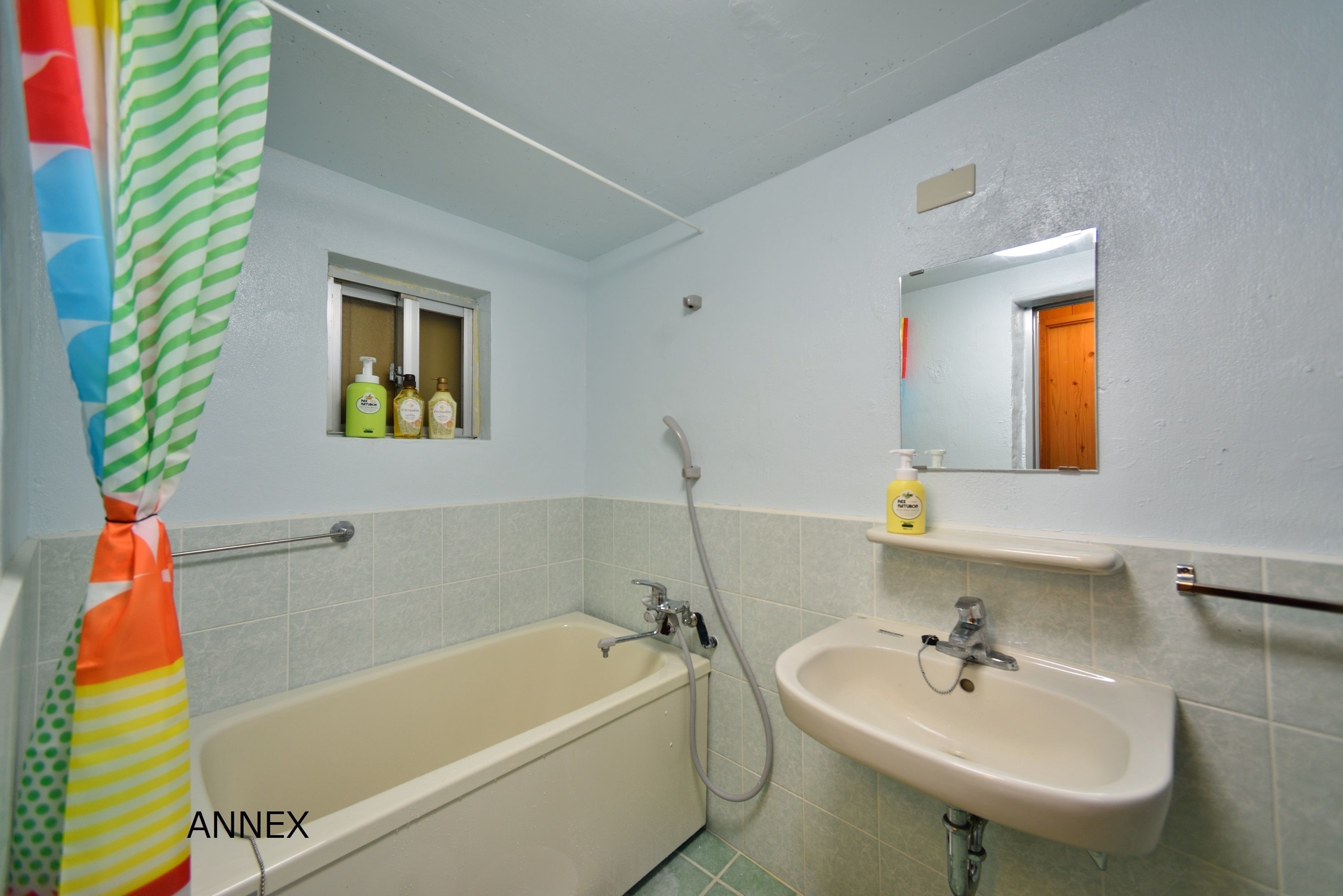 combined shower/bathtub, deep-soaking bathtub, rainfall showerhead