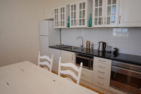 Full-size fridge, microwave, oven, stovetop