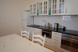 Full-size fridge, microwave, oven, stovetop