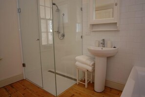 Kostenlose Toilettenartikel, Haartrockner, Handtücher