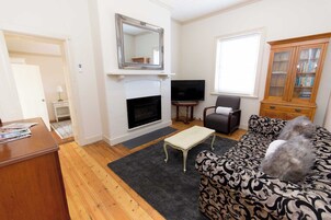 奢华独立别墅 | 起居区 | 等离子电视、DVD 播放器