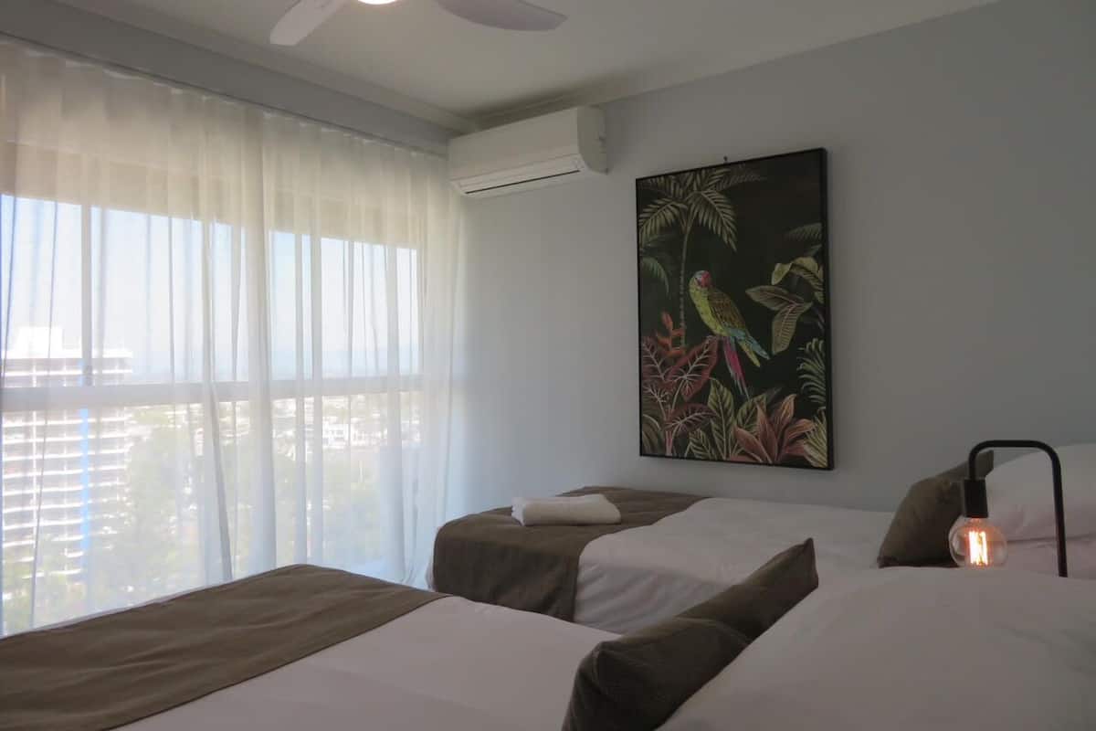 Departamento superior, 2 habitaciones, vista al océano | Tabla de planchar con plancha, camas extra, wifi gratis y ropa de cama