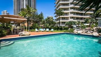 Piscine extérieure, chaises longues