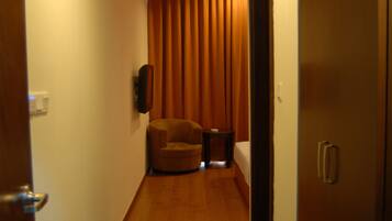 6 bedrooms, minibar, desk, rollaway beds