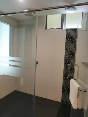 Shower, free toiletries, towels - Manja Hotel (Kota Kinabalu)