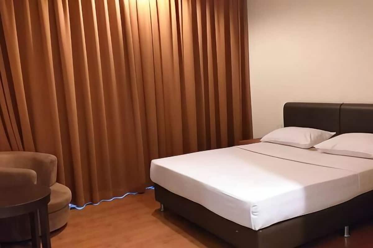 Minibar, desk, rollaway beds, free WiFi