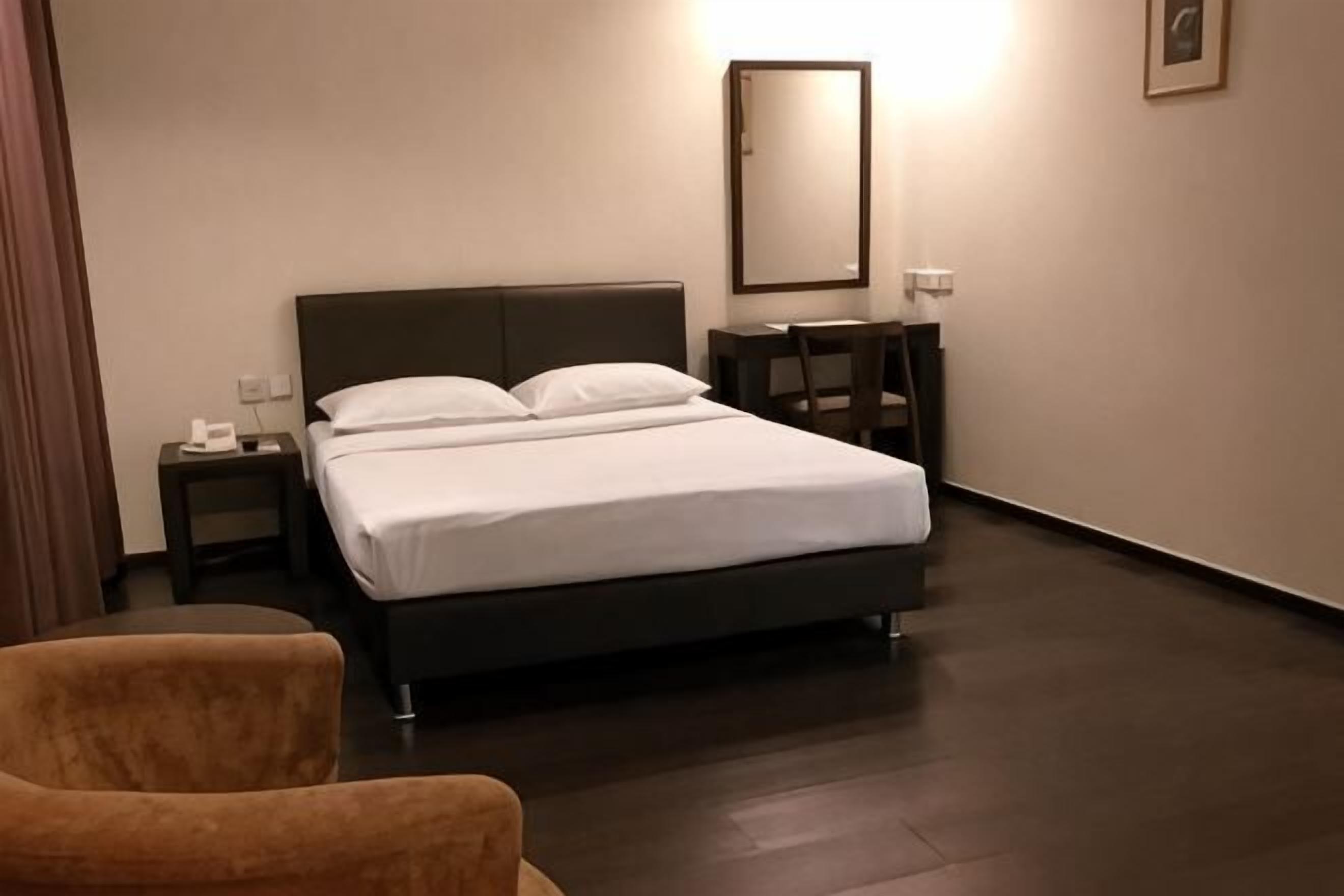 6 bedrooms, minibar, desk, rollaway beds