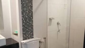 Shower, free toiletries, towels