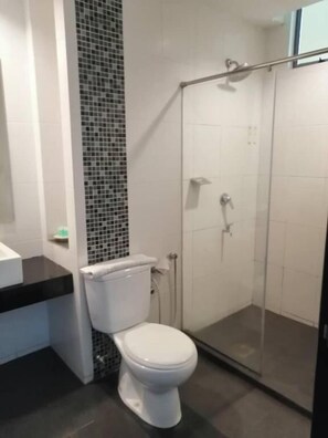 Ducha, artículos de tocador gratuitos, toallas