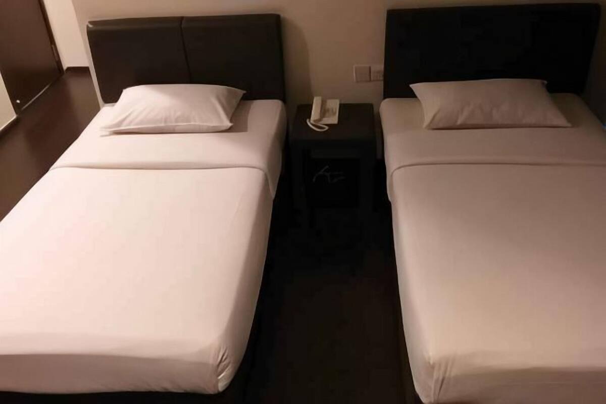 6 bedrooms, minibar, desk, rollaway beds