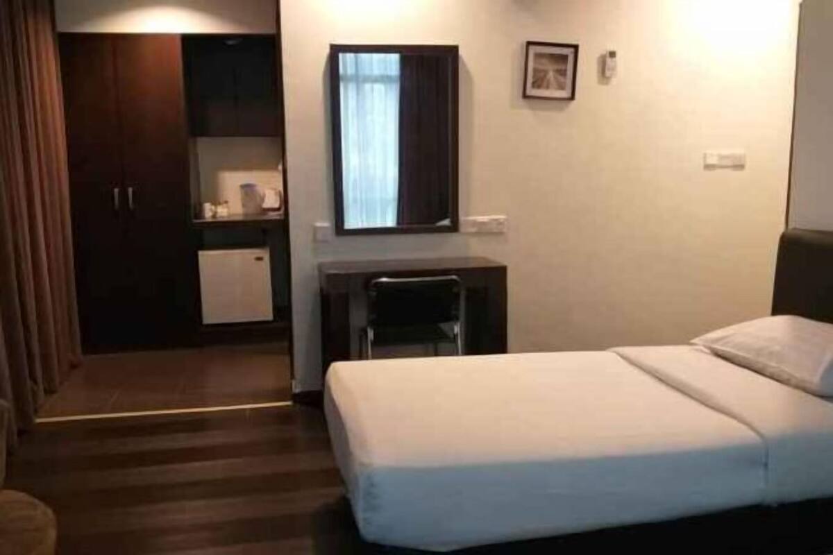 6 bedrooms, minibar, desk, rollaway beds