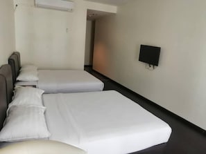 6 habitaciones, minibar, escritorio y camas extra 