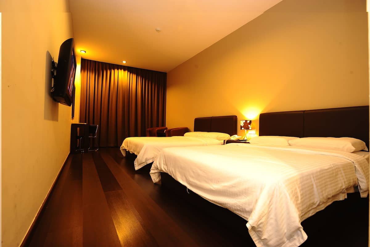 6 bedrooms, minibar, desk, rollaway beds