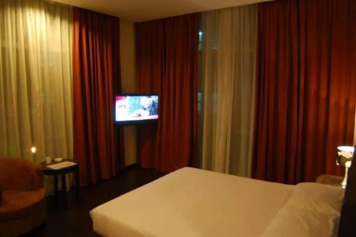 Minibar, desk, rollaway beds, free WiFi