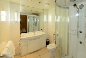 Articles de toilette gratuits, sèche-cheveux, serviettes fournies