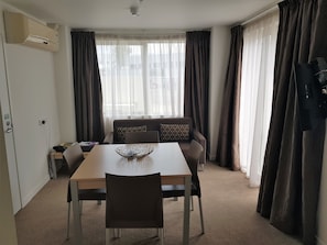 Apartment, 2 Schlafzimmer | Wohnbereich | Fernseher
