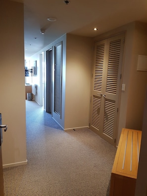 Apartment, 3 Schlafzimmer | Schreibtisch, laptopgeeigneter Arbeitsplatz, Verdunkelungsvorhänge