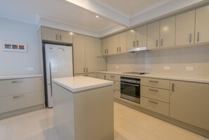 3 Bedroom Apartment - Beach and Ocean View | Private kitchen | Full-size fridge, microwave, stovetop, dishwasher - Pandanus Palms Holiday Resort (Point Lookout)