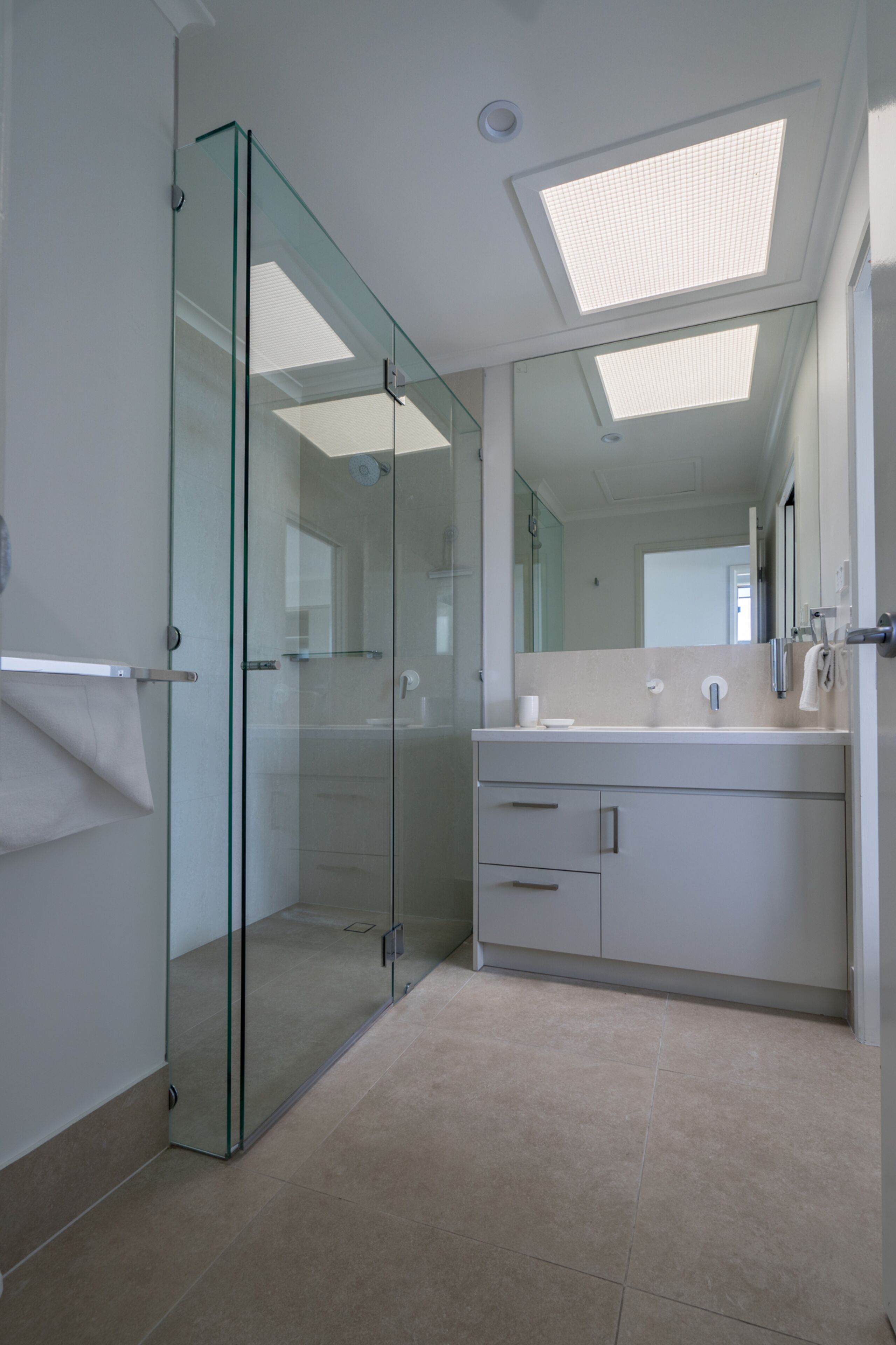 3 bedroom apartment - beach and ocean view | bathroom | hair dryer, towels