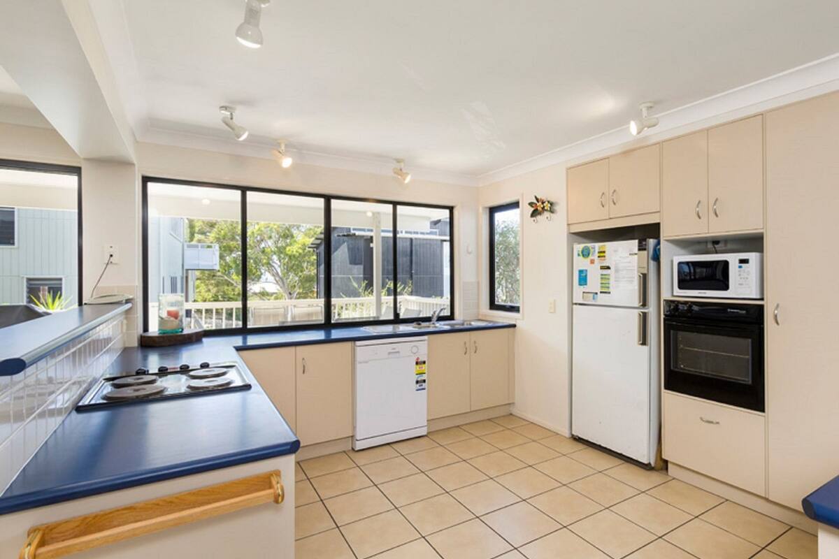 family townhome, 3 bedrooms | private kitchen | full-sized fridge, microwave, stovetop, dishwasher