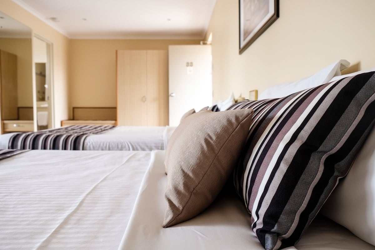 Een minibar, een bureau, een strijkplank/strijkijzer, babybedden