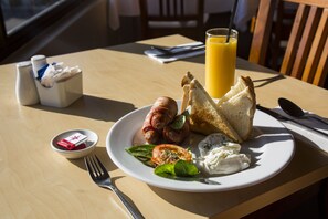 朝食 (フル ブレックファスト)、毎日提供 (1 名様 15.00 AUD)