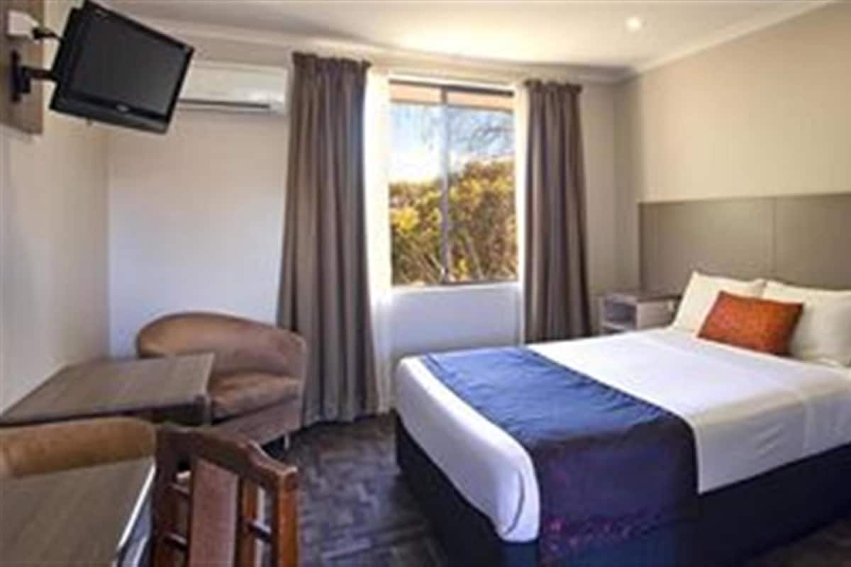Een minibar, een bureau, een strijkplank/strijkijzer, babybedden